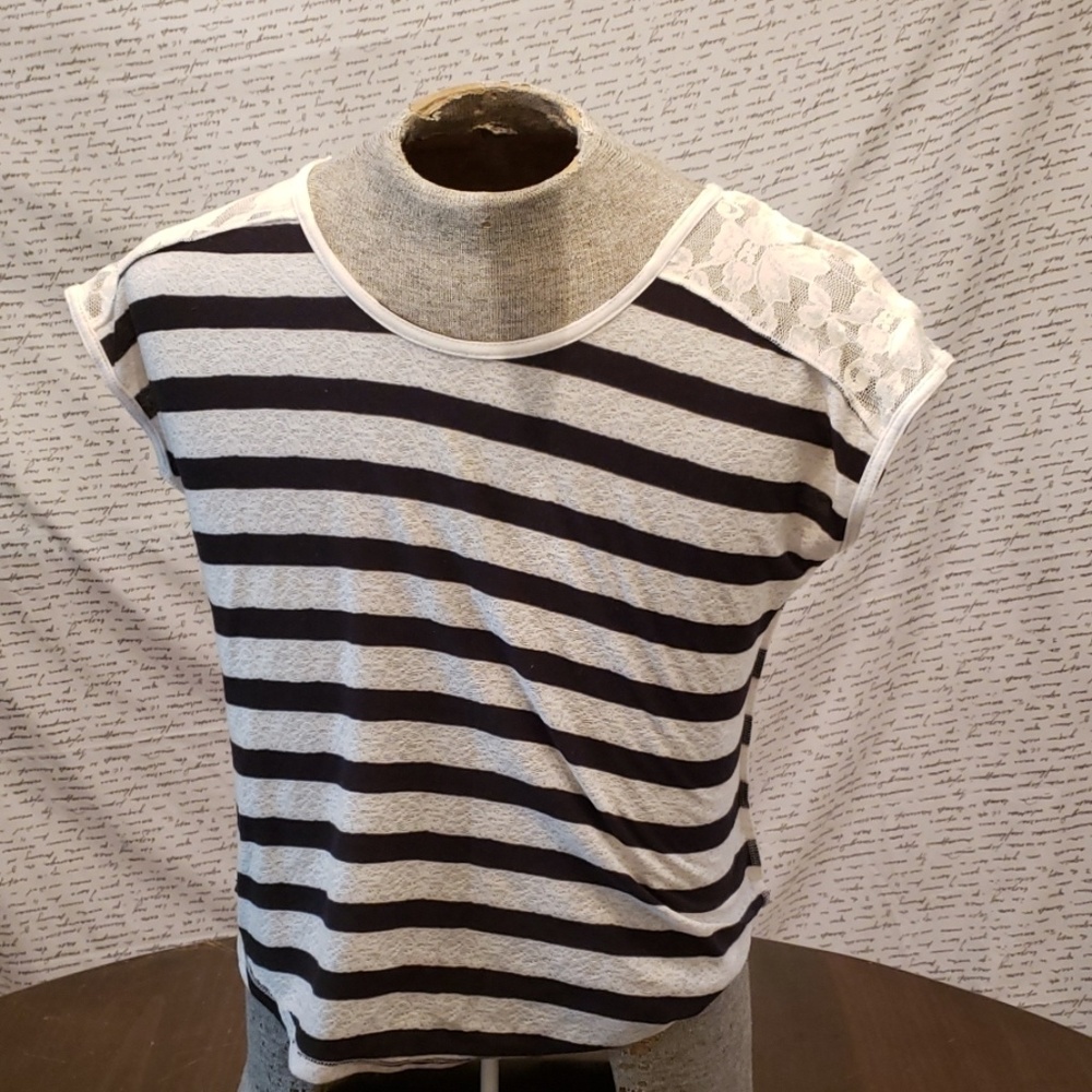 Bobbie Brooks T  lace with floral must see